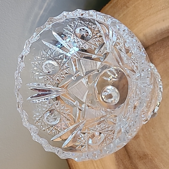 *closet clearout* 2/$20 Like new - pinwheel crystal small footed vase - Picture 2 of 3